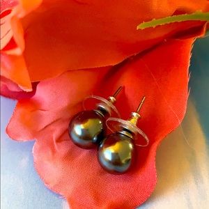 Women’s 1 cm pearl gray stud earrings